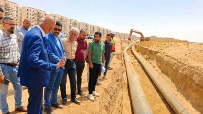 وزير الإسكان يتابع مشروعات المرافق الجاري تنفيذها بالعبور الجديدة والأراضي المضافة لها