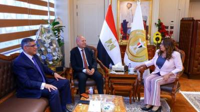 وزيرة التنمية المحلية تتابع مع محافظي القاهرة والجيزة المشروعات التنموية والخدمية