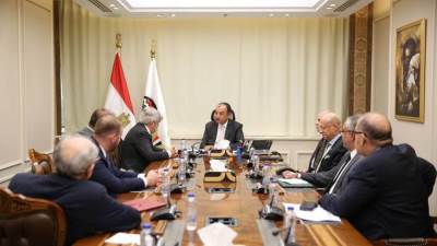 وزير قطاع الأعمال يبحث مع  «ماير تكنيمونت» الإيطالية تطورات مشروع حامض النيتريك بشركة كيما بأسوان