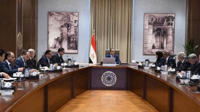رئيس الوزراء يتابع خطط وإجراءات التوسع في مشروعات تحلية مياه البحر وتوطين الصناعة الخاصة.