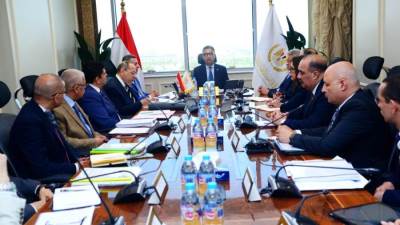 وزير التموين يتابع  مع «القابضة للصناعات الغذائية» المخزون الاستراتيجي من السلع الأساسية وضمان توافرها