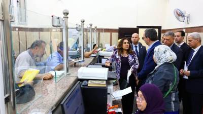 خلال جولة مفاجئة على حى عابدين .. منال عوض تكلف رئيس الحي بسرعة الاستجابة لشكاوى المواطنين 