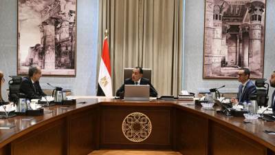 رئيس الوزراء يستعرض خطوات تنفيذ برنامج الطروحات الحكومية في قطاع الاتصالات