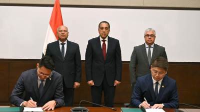 باستثمارات 200  مليون دولار.. توقيع عقد مشروع إقامة مجمع صناعي  لإنتاج مستلزمات الطاقة الشمسية بالسخنة