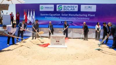 باستثمارات 200 مليون دولار.. وضع حجر الأساس لأول مجمع صناعي متكامل لمستلزمات الطاقة الشمسية في السخنة