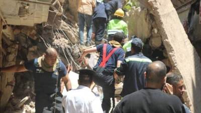 انهيار عقارين بحدائق القبة ومحافظ القاهرة يتابع عمليات  الإنقاذ وإخلاء مبانٍ مجاورة احترازيًا