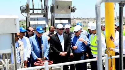 وزير الإسكان ومحافظ المنيا يتفقدان محطة معالجة صرف صحي برطباط بمركز مغاغة