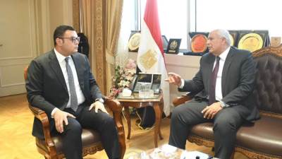 وزير الإسكان ومحافظ الوادي الجديد يبحثان تسريع مشروعات المياه والصرف الصحي