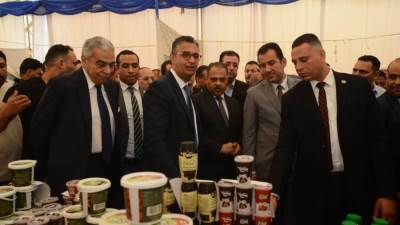 وزير التموين ومحافظ الشرقية يفتتحان سوق اليوم الواحد بالعاشر من رمضان