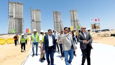 وزير الإسكان يتفقد مشروع أبراج «الداون تاون» ويُطلق الملء التجريبي لأول بحيرة بـ"العلمين لاجون"