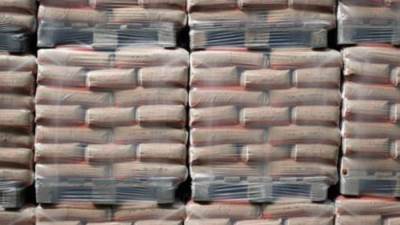 مصر تجمد خفض إنتاج مصانع الأسمنت مع زيادة الأسعار