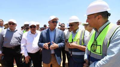 وزير الإسكان يتفقد محاور الطرق ومحطة تنقية مياه الشرب الجديدة بمدينة السادات