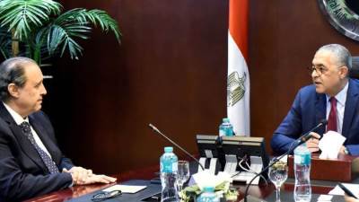 مجموعة «كريستال مارتن» العالمية تبحث إنشاء مصنع للمنسوجات والملابس الجاهزة في مصر