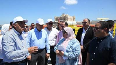 رئيس الوزراء يتفقد أعمال مشروع تنفيذ الحواجز البحرية وما يتعلق بحماية الشواطئ