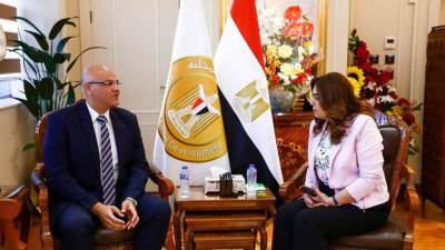 وزيرة التنمية المحلية تناقش مع محافظ القليوبية مشروعات «حياة كريمة» وتوفير السلع والخدمات