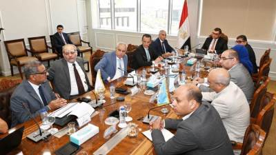 وزير الإسكان يستعرض مع مسئولي شركة "توريك" للتطوير العقاري مبيعات مشروعات العلمين الجديدة
