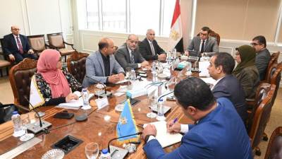 وزير الإسكان يتابع مشروع المماشي السياحية بمدينة الشيخ زايد