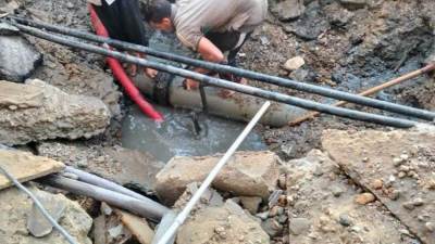 عاجل - كسر مفاجئ بخط مياه رئيسي بمدينة الشروق وبدء أعمال الإصلاح 