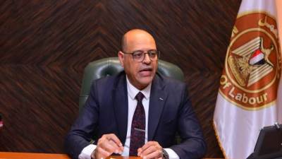 وزير العمل يُقرر إلغاء وإيقاف نشاط 4 شركات إلحاق عمالة بالخارج