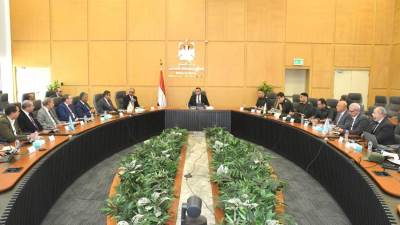 وزير الإسكان يعقد اجتماعًا مع مسئولى الهيئة الهندسية للقوات المسلحة لبحث التعاون