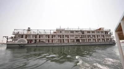 «الشركة البورسعيدية» بأسوان تنتهى من صيانة الفندق العائم «أوجيني» وإنزاله للمياه