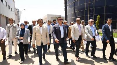 وزير الإسكان ومحافظ مطروح يتفقدان محطة تحلية مياه البحر "الرميلة 4" بطاقة 65 ألف م3/يوم