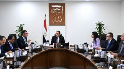 بإجمالى  1380 وحدة ..  «مدبولي» يتابع مع وزير الإسكان مبادرة «بيتك في مصر»