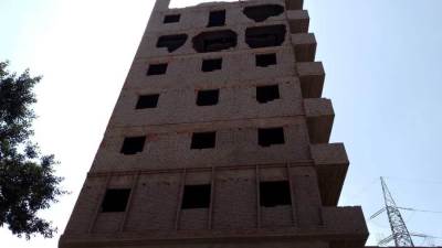 إزالة أدوار مخالفة بعقار في حي الوراق بالجيزة  لمخالفته رخصة البناء