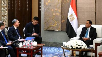 «مدبولي» يلتقي رئيس شركة هندسة الطاقة الصينية ويبحث توطين محطات تحلية المياه في مصر