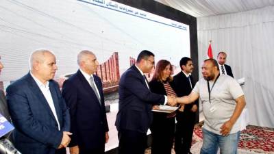  وزير الإسكان يعتذر عن التأخير ويسلم عقود وحدات «سكن لكل المصريين» بالعبور الجديدة  