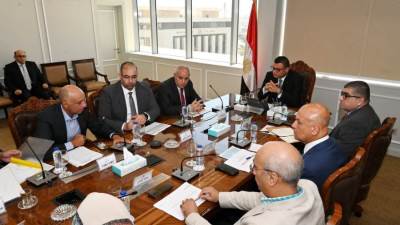 وزير الإسكان يبحث مع «أوراسكوم» تسريع وتيرة تنفيذ المشروعات بالعلمين والعاصمة الإدارية وماسبيرو