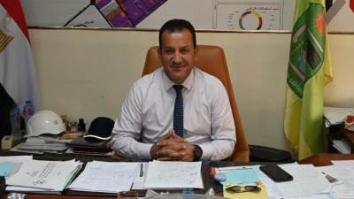 رئيس جهاز العاشر من رمضان يتابع أعمال رفع كفاءة الإنارة العامة باستخدام الكشافات الموفرة للطاقة