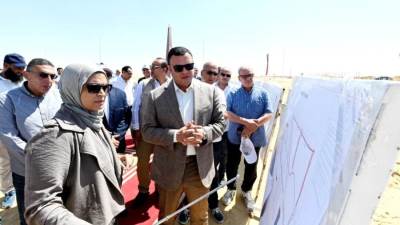 وزير الإسكان يتفقد مشروعات شبكات الطرق والمرافق بتوسعات مدينة الشيخ زايد  