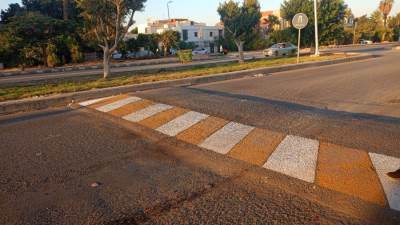 دهان المطبات بالحي الأول في العاشر من رمضان لتعزيز السلامة المرورية