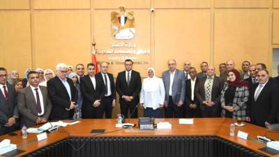 وزير الإسكان يعقد اجتماعاً موسعاً مع مسئولي مديريات الإسكان بمختلف المحافظات 