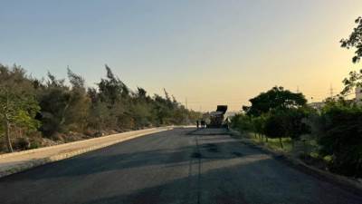 رئيس جهاز العاشر من رمضان يتابع أعمال الرصف ورفع كفاءة المنطقة الصناعية A1