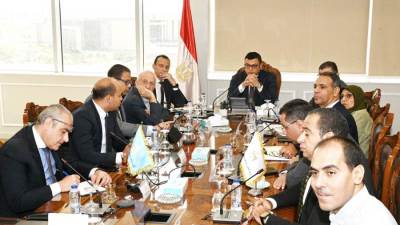 وزير الإسكان يتابع موقف مشروعات "مارينا" و"حديقة الأزبكية" و"أسوان الجديدة"