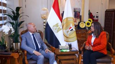 وزيرة التنمية المحلية ومحافظ القاهرة يبحثان تطوير شوارع الكوربة والعتبة وتحسين الخدمات بالمحافظة