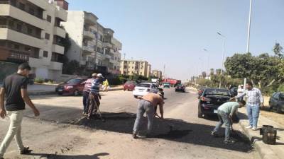 رئيس جهاز العاشر من رمضان يتابع أعمال تطوير ورفع كفاءة الطرق بالمناطق الاستراتيجية