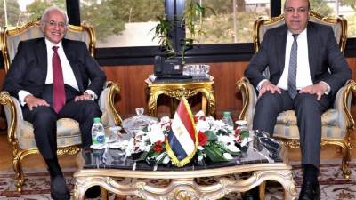 مصر تبحث مع اليونان استعدادات طرح 11 مطارًا للإدارة والتشغيل