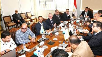 وزير الإسكان يتابع سير العمل بمشروعات الطرق والمرافق والمشروعات السكنية بمدينة حدائق أكتوبر