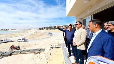 بالصور .. وزير الإسكان يتفقد مشروعات العلمين الجديدة و«البوغاز» لتوصيل المياه لنيو مارينا