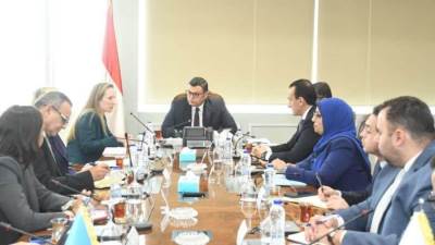 وزير الإسكان يبحث مع البنك الدولي التعاون في مجالات المدن الذكية والمباني الخضراء 