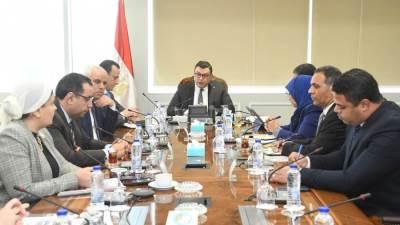 «الشربينى» يتابع الضوابط الخاصة بالإعلانات على الطرق العامة والمحاور