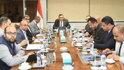 وزير الإسكان يتابع مشروعات المرافق والكهرباء بالمناطق الصناعية ويشدد الالتزام بالتوقيتات المحددة