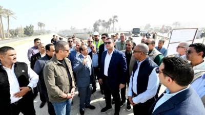 وزير الإسكان ومحافظ الفيوم يتفقدان مجمع محطات مياه الشرب بالعزب الجديدة
