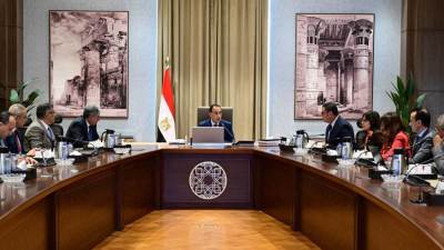 «مدبولى» يتابع مع وزير الإسكان تطوير المناطق المحيطة بهضبة الأهرامات