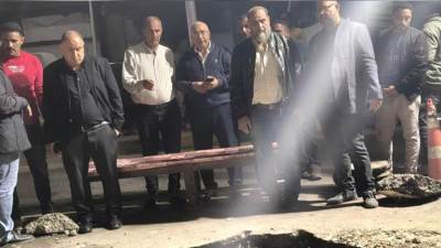 عاجل- كسر مفاجئ بخط مياه رئيسي بالجيزة أمام مستشفى أم المصريين «صور» 