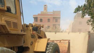 حملة لإزالة التعديات  بحي الأندلس بالتجمع الثالث