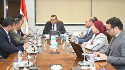 وزير الإسكان يتابع مع «الوطنية للطرق» تنظيم إعلانات المحاور والحفاظ على النسق العمراني بالمدن الجديدة